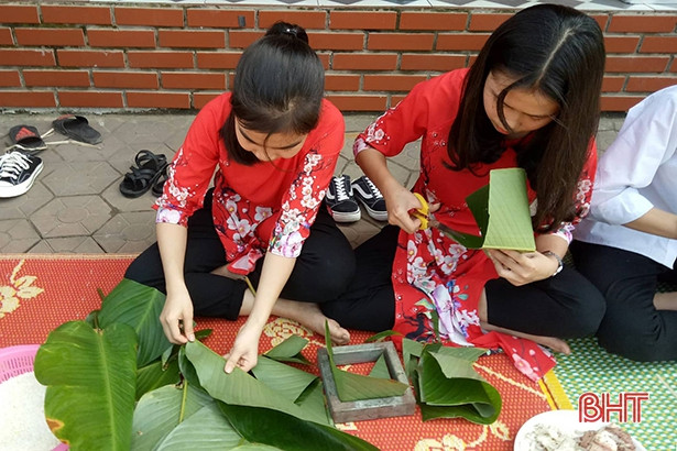 Học sinh miền biển gói bánh chưng tặng bạn nghèo