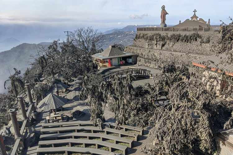 Kinh hoàng tro bụi núi lửa phủ kín cảnh vật ở Philippines