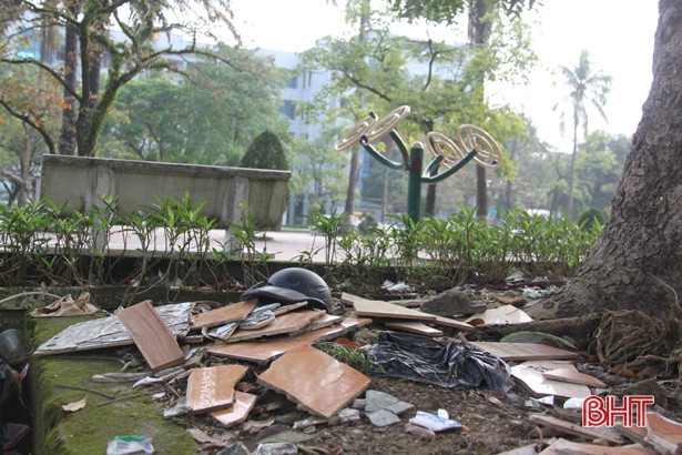 Rác bừa bãi quanh khuôn viên tượng đài Lý Tự Trọng