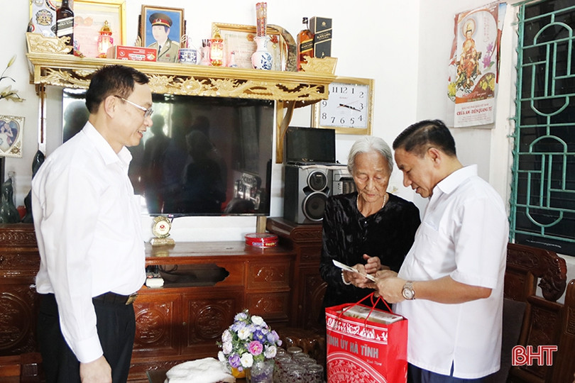 Bí thư Tỉnh ủy thăm hỏi, tặng quà Mẹ Việt Nam Anh hùng tại Đức Thọ