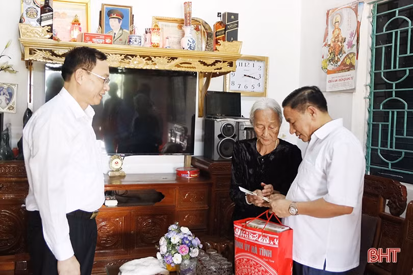 Bí thư Tỉnh ủy thăm hỏi, tặng quà Mẹ Việt Nam Anh hùng tại Đức Thọ