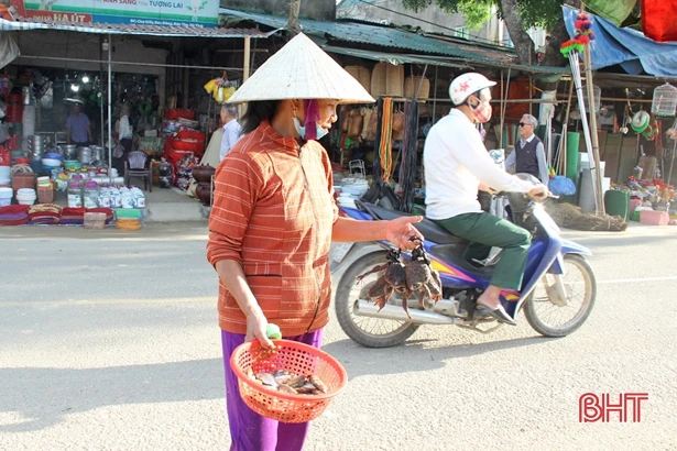 Vấn nạn chợ lấn đường ở Hà Tĩnh, có phải địa phương “bó tay”?