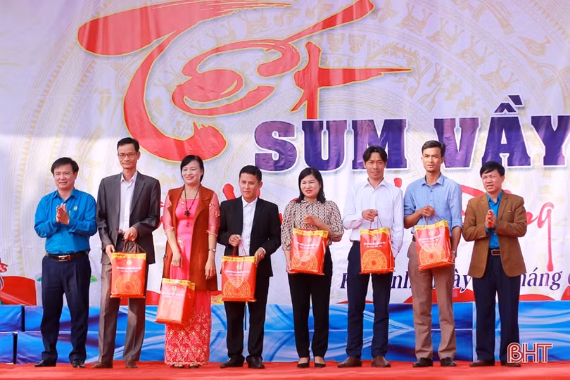 Công đoàn ngành Giáo dục Hà Tĩnh trao 419 suất quà cho học sinh, giáo viên