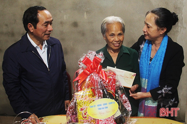 Chủ nhiệm UBKT Tỉnh ủy Nguyễn Thị Gái chúc tết, tặng quà các gia đình chính sách ở Đức Thọ