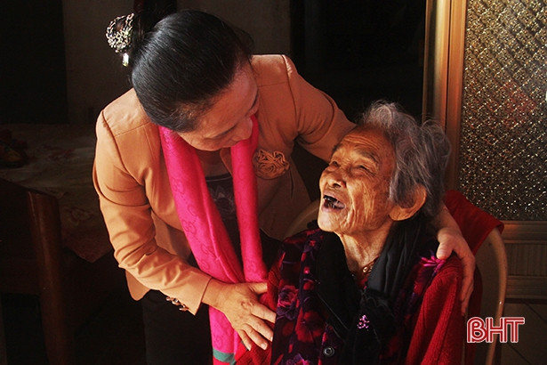 Lãnh đạo tỉnh chúc tết, tặng quà Mẹ Việt Nam Anh hùng ở Đức Thọ