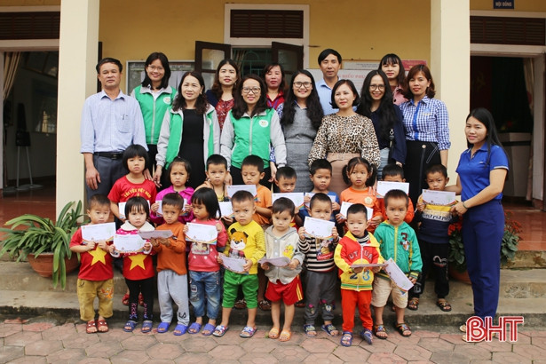 Cô trò Trường Mầm non Trí Đức chung tay hỗ trợ học sinh nghèo đón tết