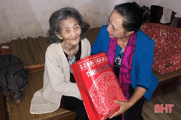 Lãnh đạo tỉnh chúc tết, tặng quà Mẹ Việt Nam Anh hùng ở Đức Thọ
