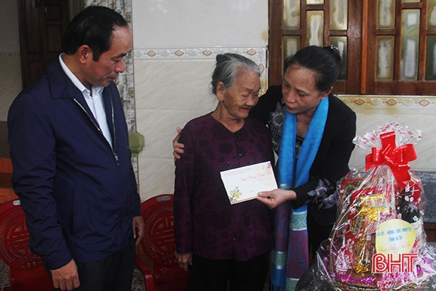 Chủ nhiệm UBKT Tỉnh ủy Nguyễn Thị Gái chúc tết, tặng quà các gia đình chính sách ở Đức Thọ