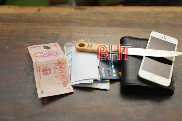 Nhân viên cây xăng ở Hà Tĩnh bị dí dao vào cổ vẫn quật ngã tên cướp