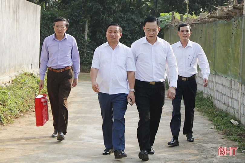 Bí thư Tỉnh ủy thăm hỏi, tặng quà Mẹ Việt Nam Anh hùng tại Đức Thọ