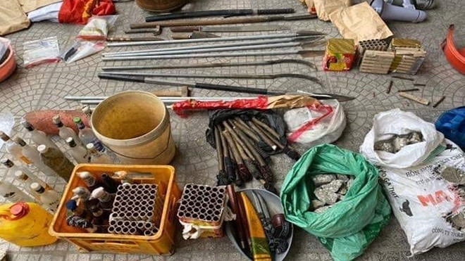 Một số số vũ khí, hung khí của các đối tượng trong vụ án đặc biệt nghiêm trọng tại Đồng Tâm bị cơ quan Công an thu giữ. Khởi tố 22 đối tượng trong vụ án đặc biệt nghiêm trọng tại Đồng Tâm