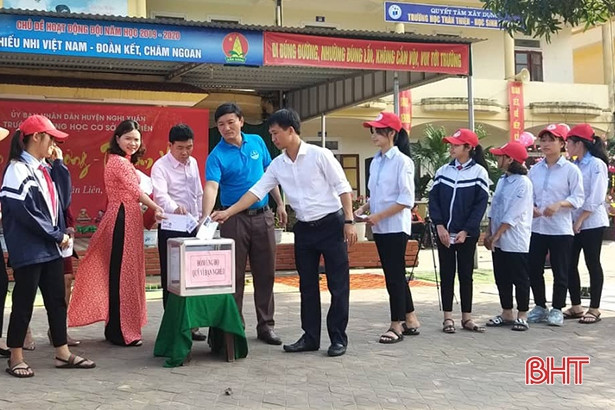 Học sinh miền biển gói bánh chưng tặng bạn nghèo