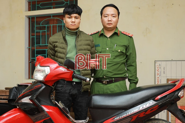 Nhân viên cây xăng ở Hà Tĩnh bị dí dao vào cổ vẫn quật ngã tên cướp