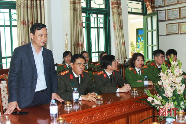 Lãnh đạo Hà Tĩnh chúc tết, trao quà tại các trại giam