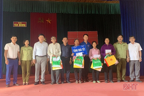 Trao 60 phần quà tết cho người nghèo Hà Tĩnh