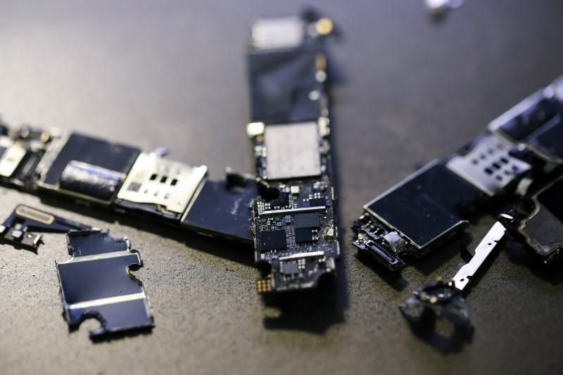 Robot của Apple “đập” máy iPhone cũ ra sao?