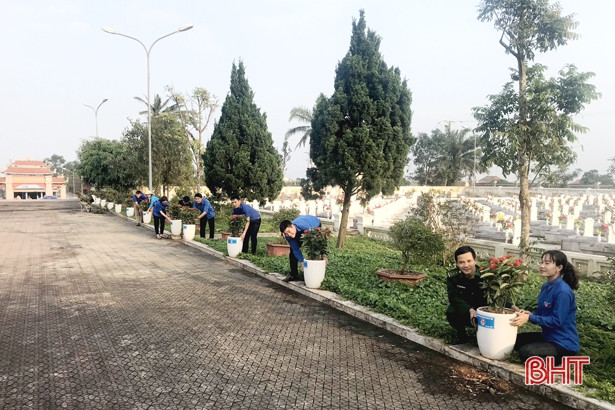 Tuổi trẻ Kỳ Anh xây dựng “Đường hoa dâng mộ liệt sỹ”