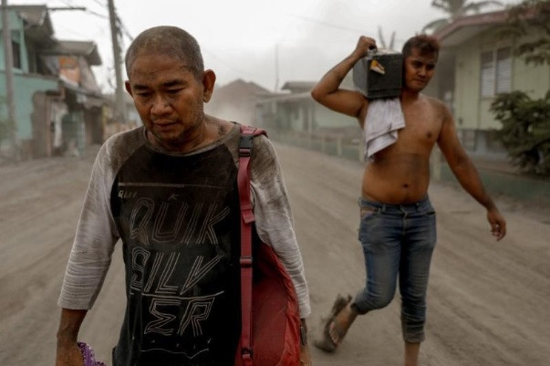 Kinh hoàng tro bụi núi lửa phủ kín cảnh vật ở Philippines