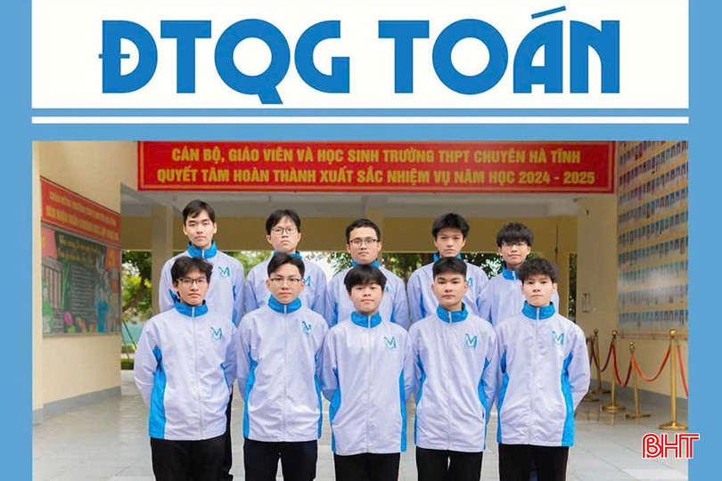 Nguyễn Phúc Lương (thứ 2 từ trái sang, hàng trên) cùng các thành viên trong đội tuyển thi HSG Quốc gia môn Toán của Hà Tĩnh. bqbht_br_4.jpg