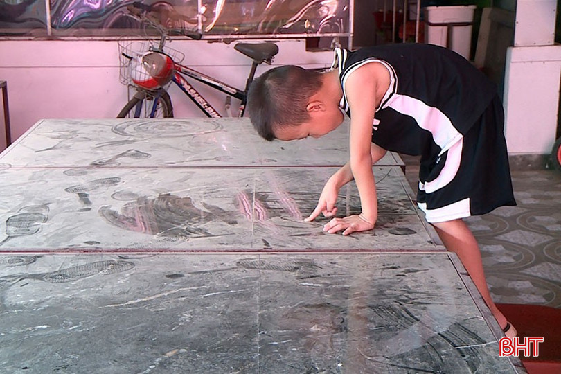 Bụi bặm bám dày đặc khiến cuộc sống của nhiều gia đình xung quanh bị đảo lộn. bqbht_br_2.jpg