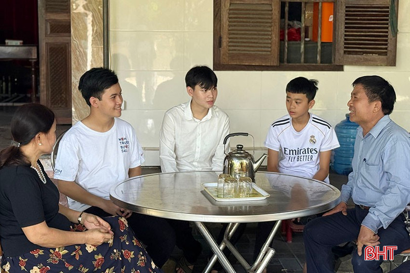 Họ hàng, bạn bè đến chia vui cùng Quốc Hưng khi em đạt thành tích cao tại kỳ thi tốt nghiệp THPT năm 2025. bqbht_br_3.jpg