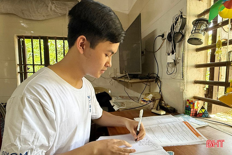 Quốc Hưng luôn tự giác và chăm chỉ học tập. bqbht_br_2.jpg