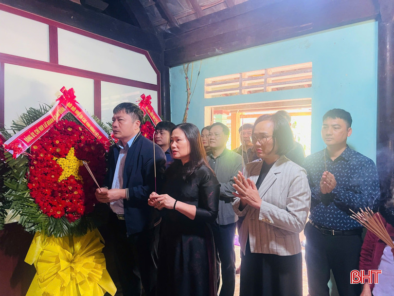 Lễ truy điệu được tổ chức trang nghiêm, trọng thể.