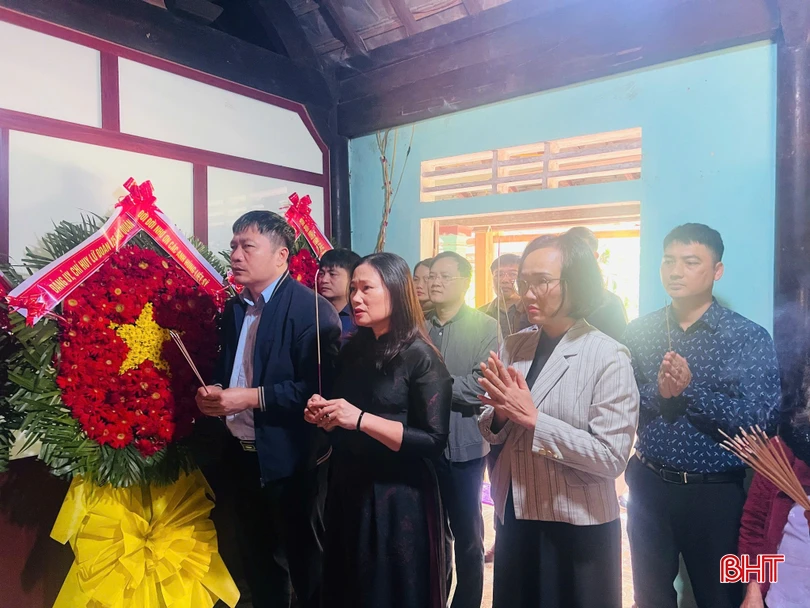 Lễ truy điệu được tổ chức trang nghiêm, trọng thể.