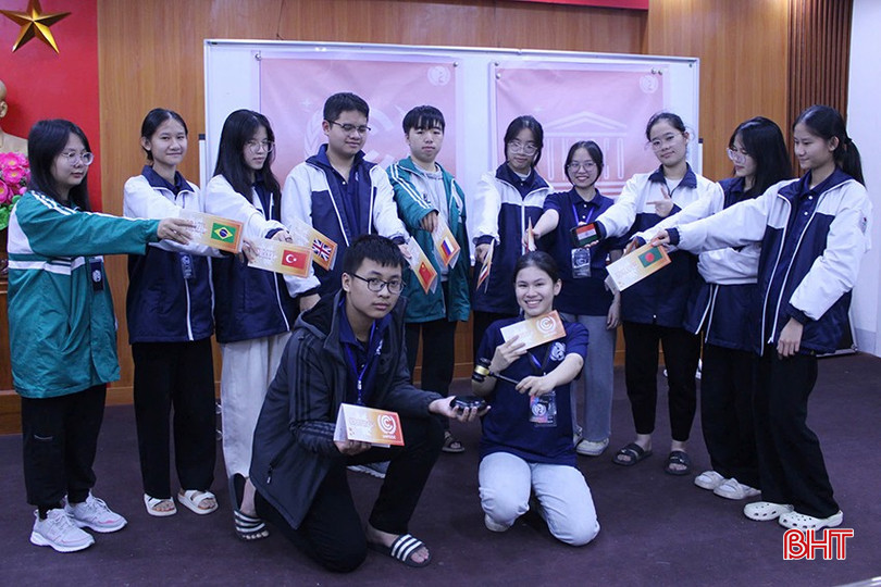 Bùi Ngọc Bảo Châu (hàng dưới, bên phải) với nhiều năm kinh nghiệm lãnh đạo hội nhóm mô phỏng Liên hợp quốc tại Trường THPT Chuyên Hà Tĩnh. bqbht_br_1.jpg