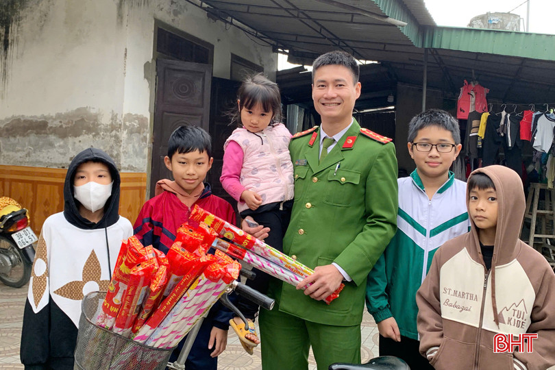 Đại úy Lê Ngọc Anh - Phó Trưởng Công an xã Yên Hồ là cán bộ trẻ, bản lĩnh và nhiệt huyết. bqbht_br_3.jpg