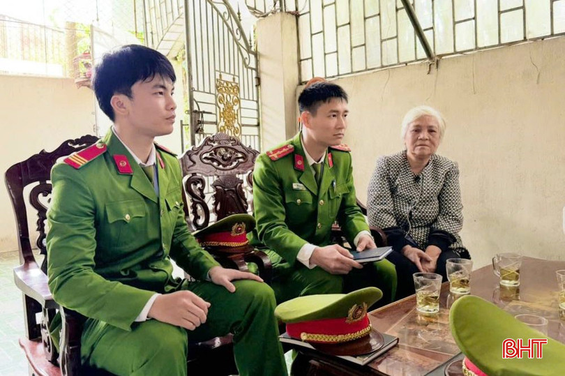 Bám sát phương châm “Gần dân, hiểu dân để làm việc, phục vụ tốt Nhân dân”, Đại úy Lê Ngọc Anh (ở giữa) thường xuyên sâu sát cơ sở. bqbht_br_b.jpg