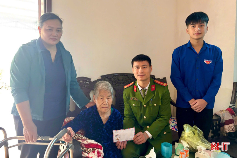 Đại úy Lê Ngọc Anh trực tiếp tham gia các nhóm thiện nguyện, bán hàng gây quỹ để chia sẻ vật chất, tinh thần cho các gia đình có hoàn cảnh khó khăn vươn lên trong cuộc sống bqbht_br_d.jpg