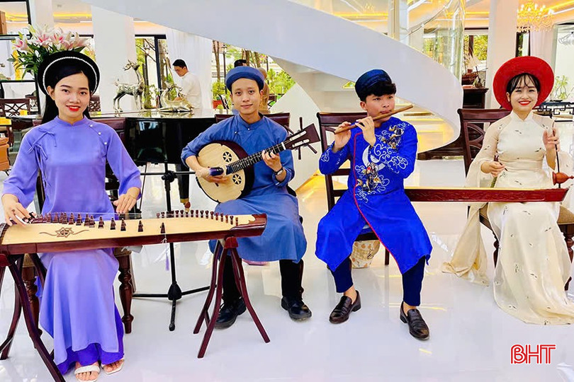 Trong nhiều buổi biểu diễn, Công Minh (thứ 3 từ phải sang) thường mang làn điệu dân ca ví, giặm qua tiếng sáo đặc biệt của mình. bqbht_br_5887d0a25ac5e09bb9d4.jpg