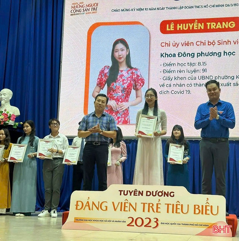 Nữ sinh Hà Tĩnh được tuyên dương đảng viên trẻ tiêu biểu năm 2023 a74c0313d3846ada3395-1-5333.jpg