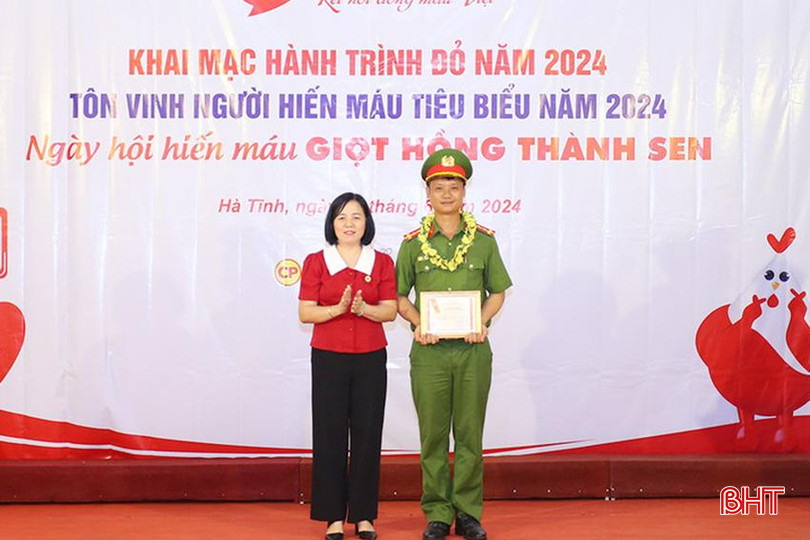Đại úy Vũ Văn Nam nhận bằng khen của Trung ương Hội Chữ thập đỏ Việt Nam về thành tích hiến máu tình nguyện. a.jpg