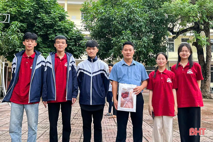 Đình Khôi cùng các thành viên đội tuyển HSG Hóa. bqbht_br_19b8b5112a44971ace55.jpg