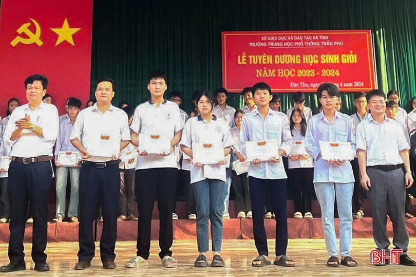 Hà Linh (Thứ 4 từ trái sang) nhận thưởng cùng đội tuyển HSG Toán của trường bqbht_br_326dcec25197ecc9b586.jpg