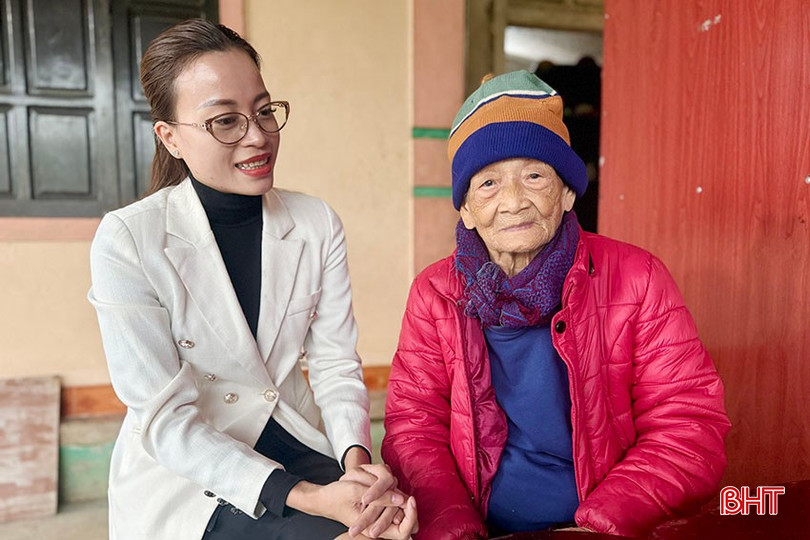 Bà Hống Khạ Dắn Thăm (sinh năm 1925) là một trong những người Thái theo chồng về an cư, lập nghiệp tại thôn Tân Kiều (xã Hà Linh) năm ấy. bqbht_br_2.jpg