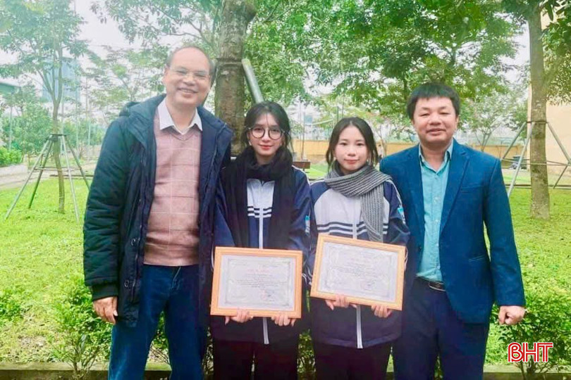 Quỳnh Giao (thứ 2 từ trái sang) đạt giải Nhì tại Cuộc thi Sáng tạo Khoa học - Kỹ thuật cấp tỉnh năm 2023-2024 với đề tài nghiên cứu về "body shaming" (tạm dịch: miệt thị ngoại hình). bqbht_br_0318c11c67a8dbf682b9.jpg