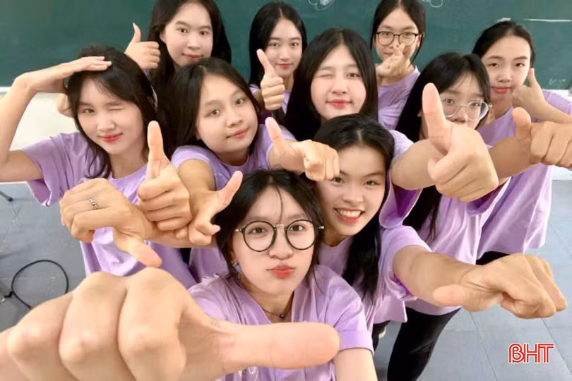 Giây phút thư giãn, vui vẻ của đội tuyển Ngữ văn.