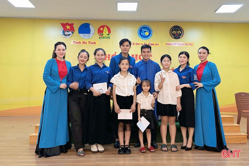 Đông đảo nghệ nhân, giảng viên tích cực tham gia hỗ trợ, đồng hành để tiếp thêm tình yêu dân ca cho các em nhỏ. bqbht_br_d.jpg