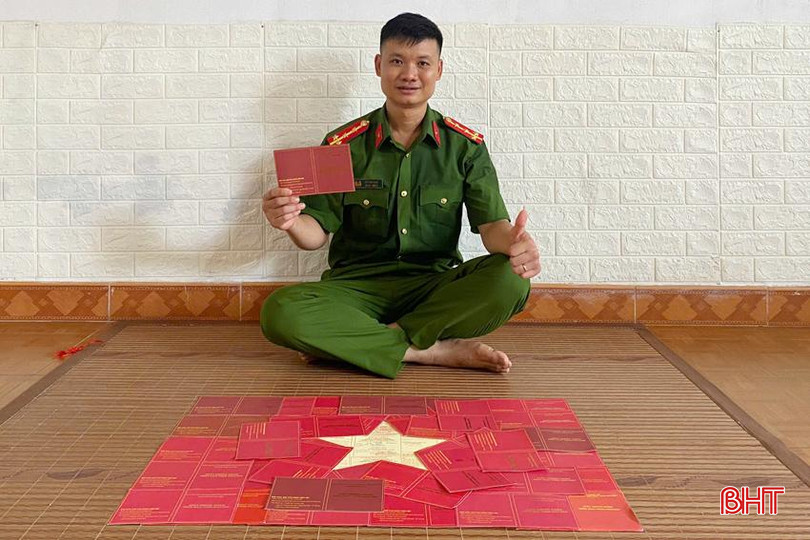 Đại úy Vũ Văn Nam bên tác phẩm của mình 2.jpg