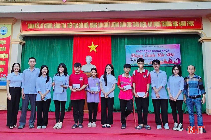 Ngoài thành tích học tập xuất sắc, Trúc Linh (đứng thứ 6 từ phải sang) còn thường xuyên tham gia các hoạt động ngoại khóa có ý nghĩa. v.jpg