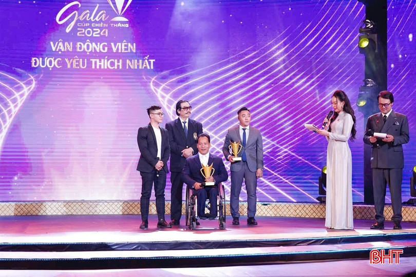 Trước đó, vào tháng 1/2025, lực sĩ thể thao người khuyết tật Lê Văn Công đã đoạt giải vận động viên được yêu thích nhất và vận động viên người khuyết tật xuất sắc nhất của năm tại Gala Cúp chiến thắng 2024 (Ảnh: NVCC) bqbht_br_b.jpg
