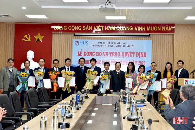 PGS. TS Nguyễn Ý Như tại lễ công bố và trao quyết định bổ nhiệm chức danh PGS năm 2024 do Trường ĐH Khoa học Tự nhiên (ĐH Quốc gia Hà Nội) tổ chức. (Nguyễn Ý Như thứ 2 từ phải sang) bqbht_br_z6185125658297-c15cbe8bda8f621eeb37ccfcc626b383.jpg