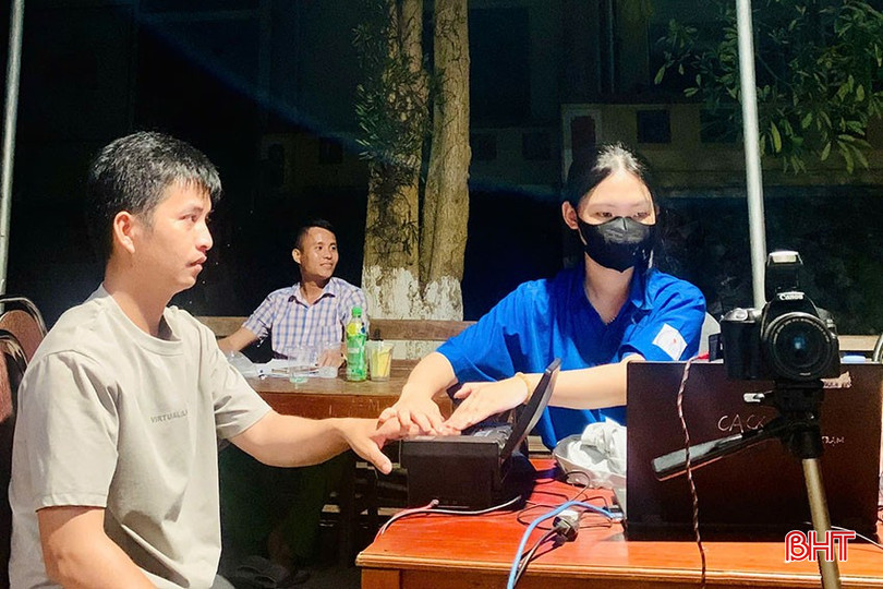 Cẩm Ly tham gia hỗ trợ cấp căn cước cho người dân tại địa phương. bqbht_br_5.jpg