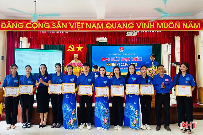 Cẩm Ly (thứ 6 từ phải sang) cùng các bạn được biểu dương tại Đại hội Đoàn trường THPT Cẩm Bình năm học 2024-2025 bqbht_br_2.jpg