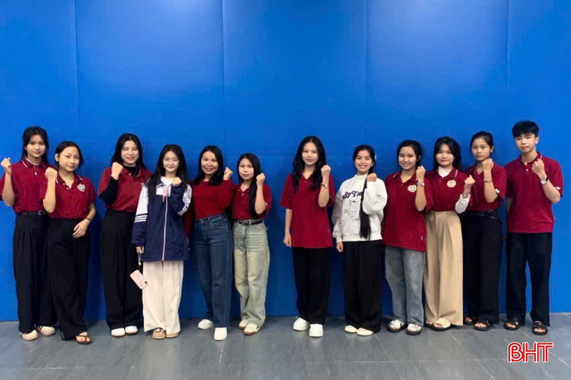 Trường Vũ (ngoài cùng bên phải) cùng cô giáo chủ nhiệm và các bạn đội tuyển của lớp 12A3. bqbht_br_fe91c2dd882d35736c3c.jpg