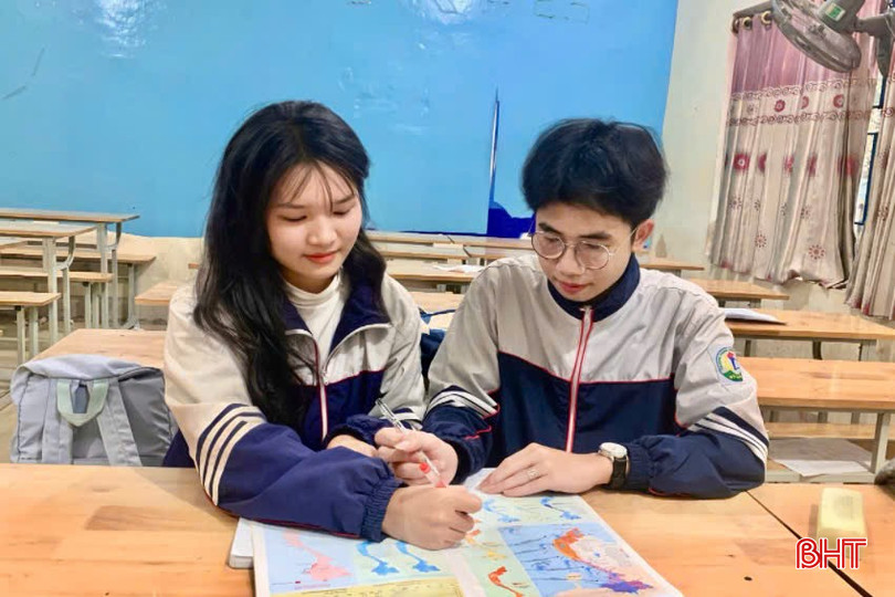 Để đọc chữ, Trường Vũ phải nhờ bạn đọc bài rồi ghi chép lại hoặc đưa sách sát mắt mới thấy rõ. bqbht_br_acabb24425b598ebc1a4.jpg