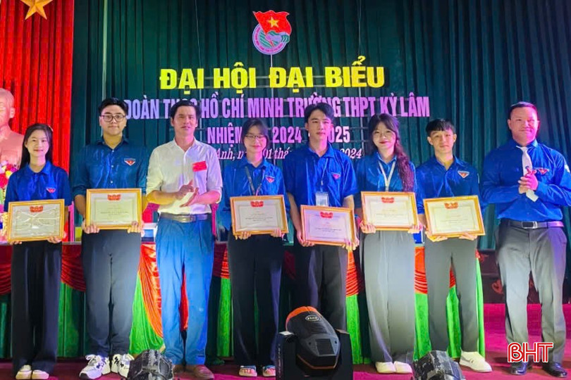 Trường Vũ (đứng thứ 4 từ phải sang trái) nhận giấy khen Đoàn viên xuất sắc tại Đại hội Đoàn Trường THPT Kỳ Lâm năm học 2024-2025. bqbht_br_b1cf9f4cd3bc6ee237ad.jpg